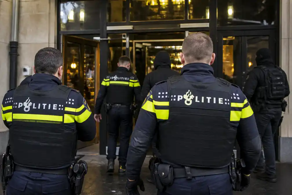 Politie-inval bij restaurant Mirage in Groningen, vier verdachten aangehouden om illegale pokerpraktijken