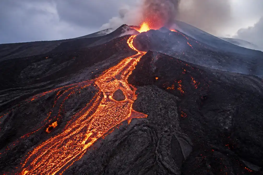 Drone legt spectaculaire lavastroom vast bij uitbarsting Etna