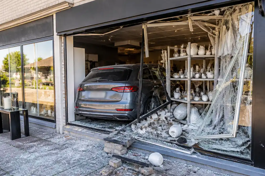 Auto rijdt kaarsenwinkel in Geel binnen na gaspedaalvergissing, niemand gewond