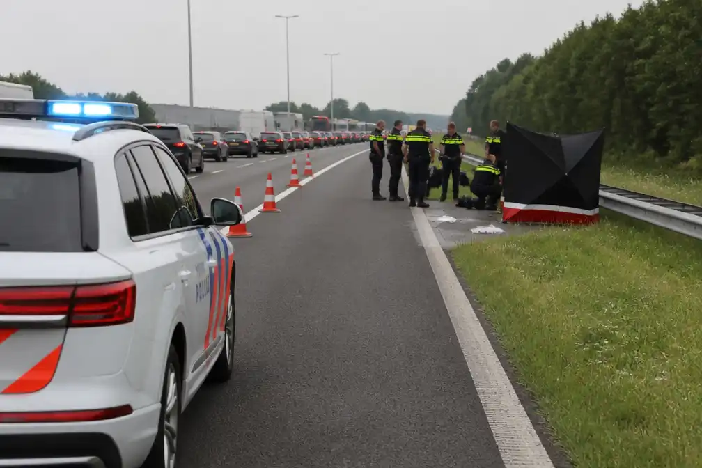 Voetganger zwaargewond na aanrijding door politieauto op A50 bij Schaijk