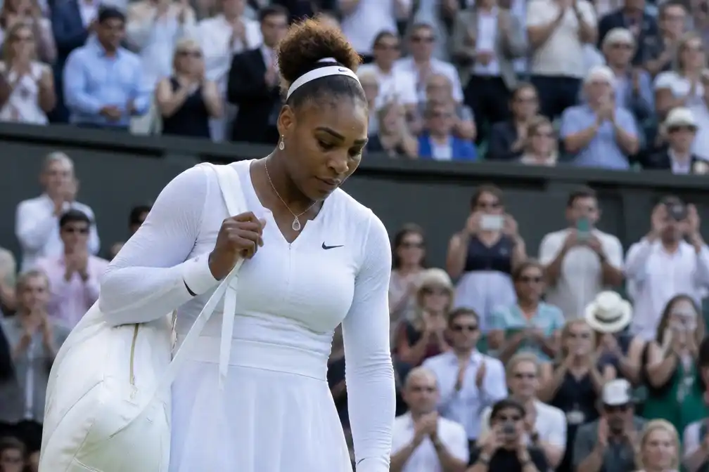 Serena Williams verliest rentree op Wimbledon van Maya Joint in eerste ronde
