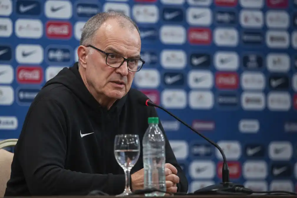 Bielsa geeft 100 minuten durende persconferentie na WK-uitschakeling Uruguay