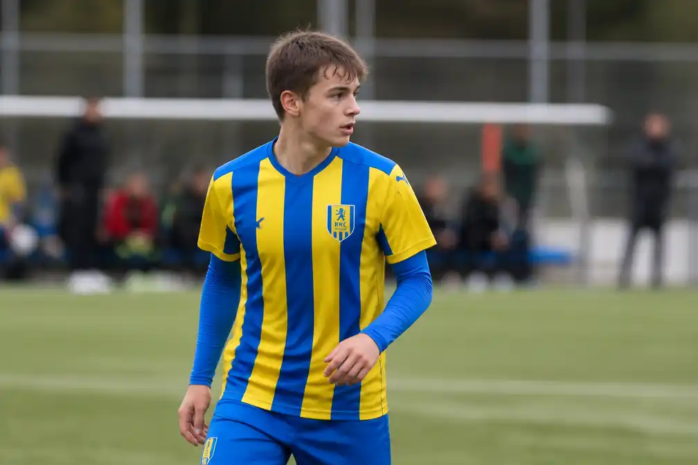 Oekraïense tiener die viraal ging na ongenode Vitesse-bezoek nu bij eerste elftal RKC
