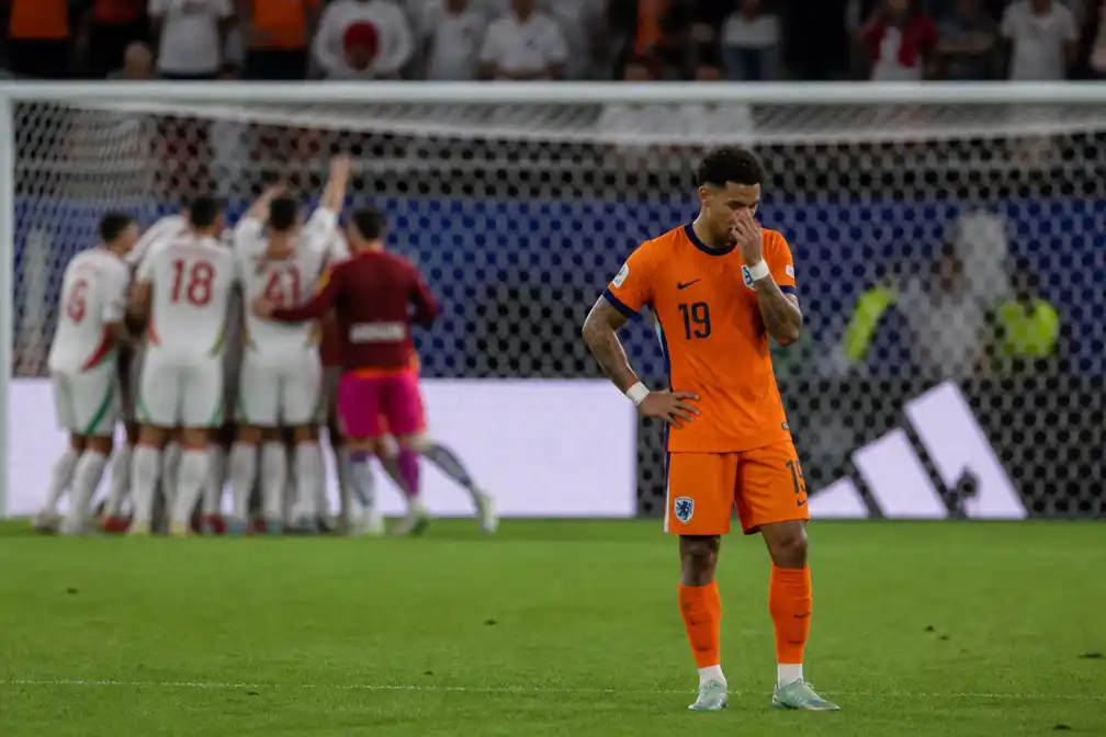 Nederland verliest WK-strafschopserie van Marokko; Justin Kluivert raakt zelfde paal als vader 26 jaar eerder