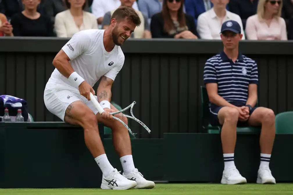 Corentin Moutet vernielt racket en geeft stukken aan jonge fan op Wimbledon