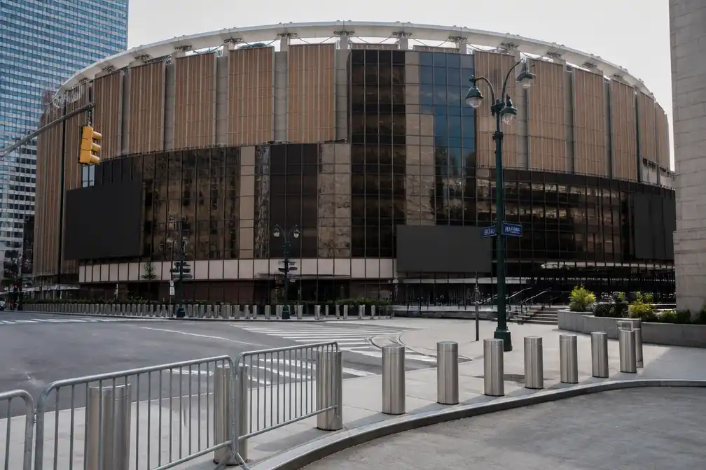 Taylor Swift en Travis Kelce vieren sterrenbruiloft in Madison Square Garden