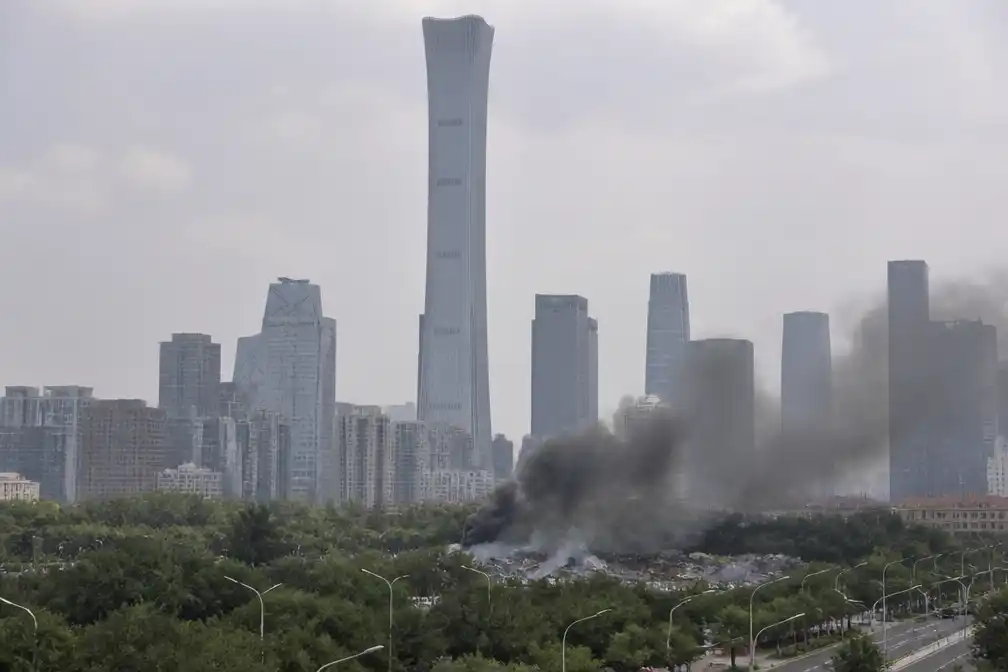Klein vliegtuig crasht bij hoogste gebouw Peking, piloot dood en 13 gewond