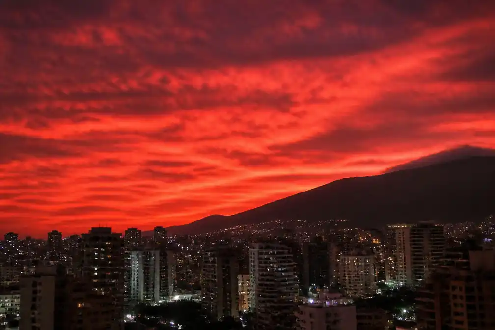 Hemel boven door aardbevingen getroffen Caracas kleurt bloedrood bij zonsondergang