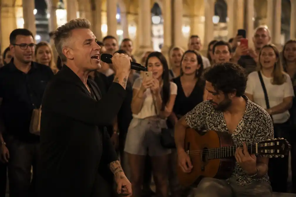 Robbie Williams geeft spontaan straatconcert van 'Angels' in Sevilla