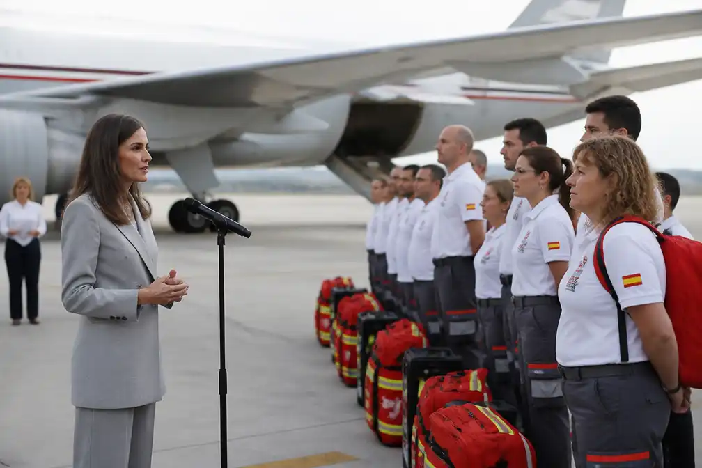 Koningin Letizia zwaait Spaans medisch hulpteam uit naar aardbevingsgebied Venezuela
