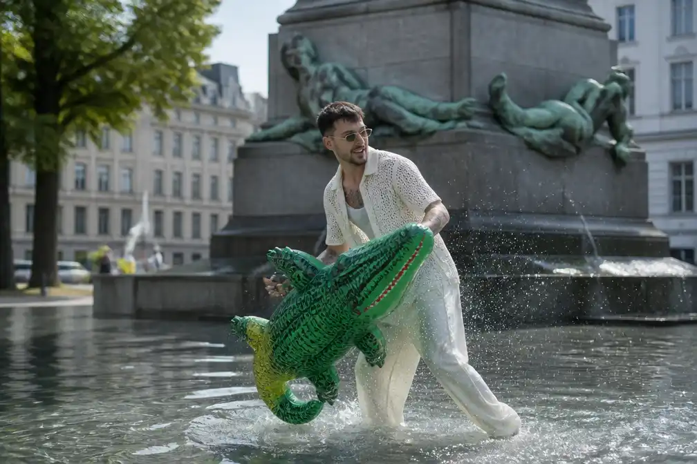 Antwerpse rapper Fabiow lanceert videoclip 'Op vakantie', zet stad neer als vakantiebestemming
