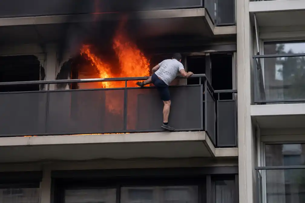 Man klimt over balkon bij grote brand in Antwerps flatgebouw