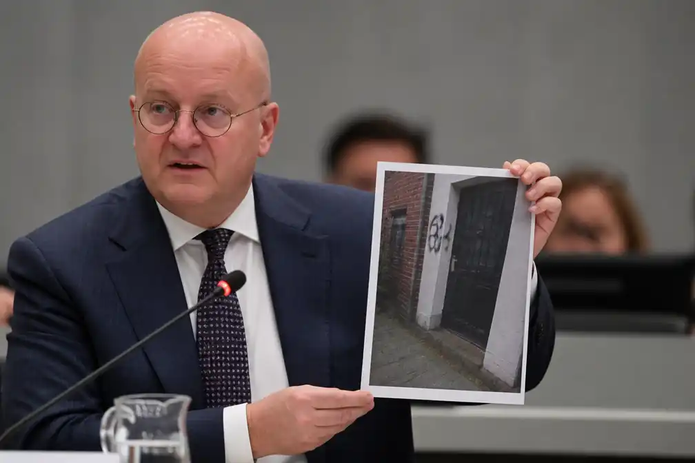 Grapperhaus toont bekladde woning aan coronacommissie
