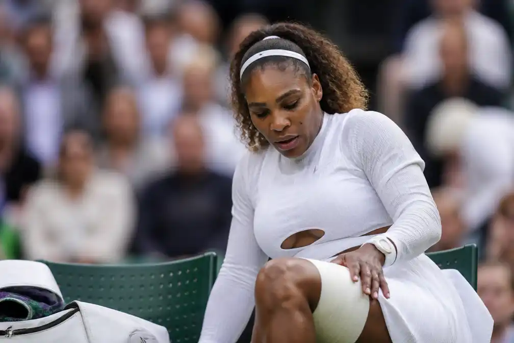 Serena Williams twijfelachtig voor dubbelspel Wimbledon na knieblessure