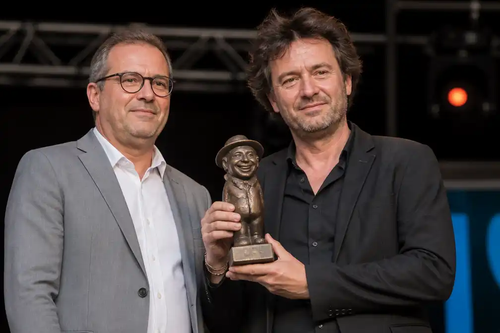 Stijn Meuris ontvangt Lachmanneke Award bij opening 39e Lachfestival in Houthalen-Helchteren