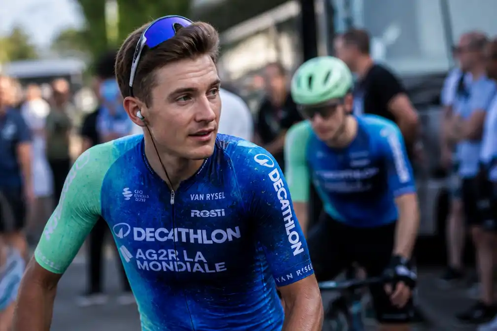 Olav Kooij laat groene trui varen voor etappezege in Tour de France