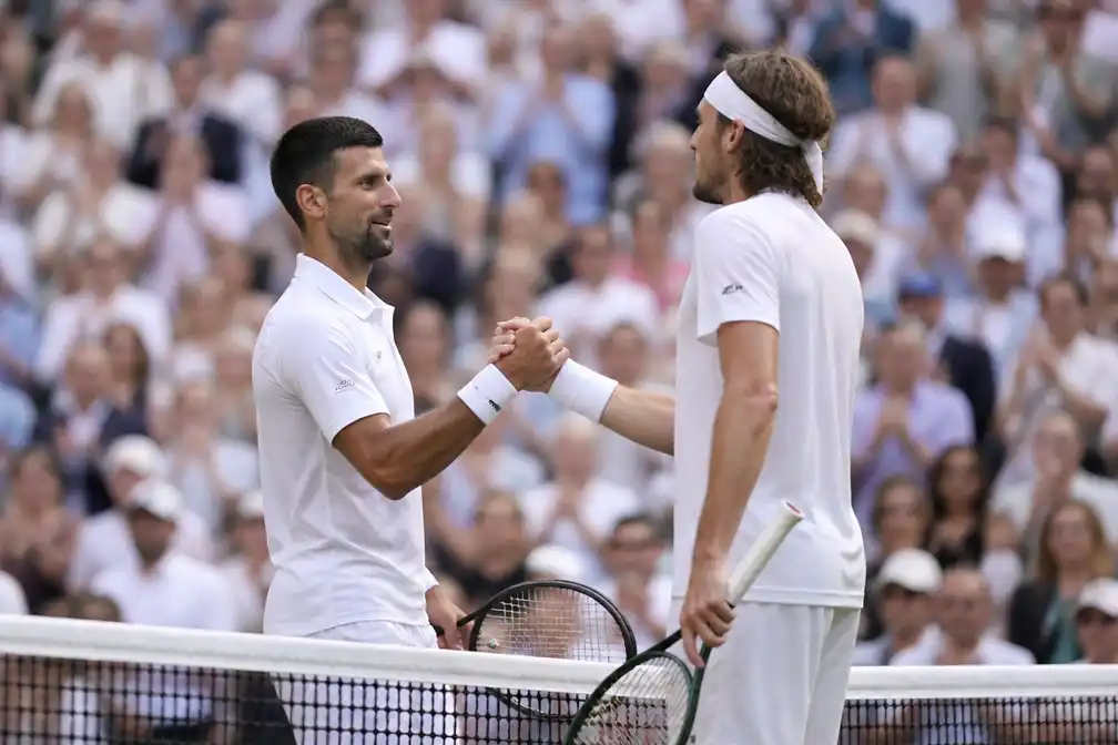 Djokovic eenvoudig langs Tsitsipas naar derde ronde Wimbledon