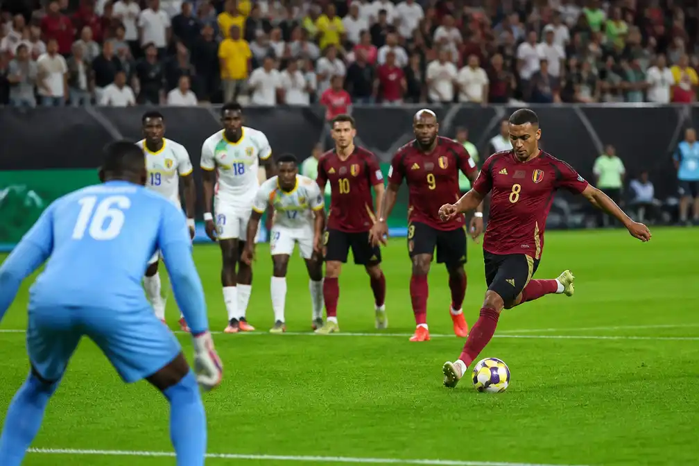 Controversiële late strafschop Tielemans brengt België langs Senegal op WK