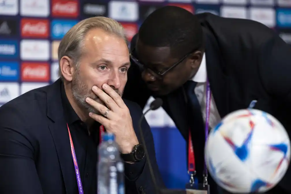 Bondscoach Congo verneemt overlijden vader tijdens persconferentie