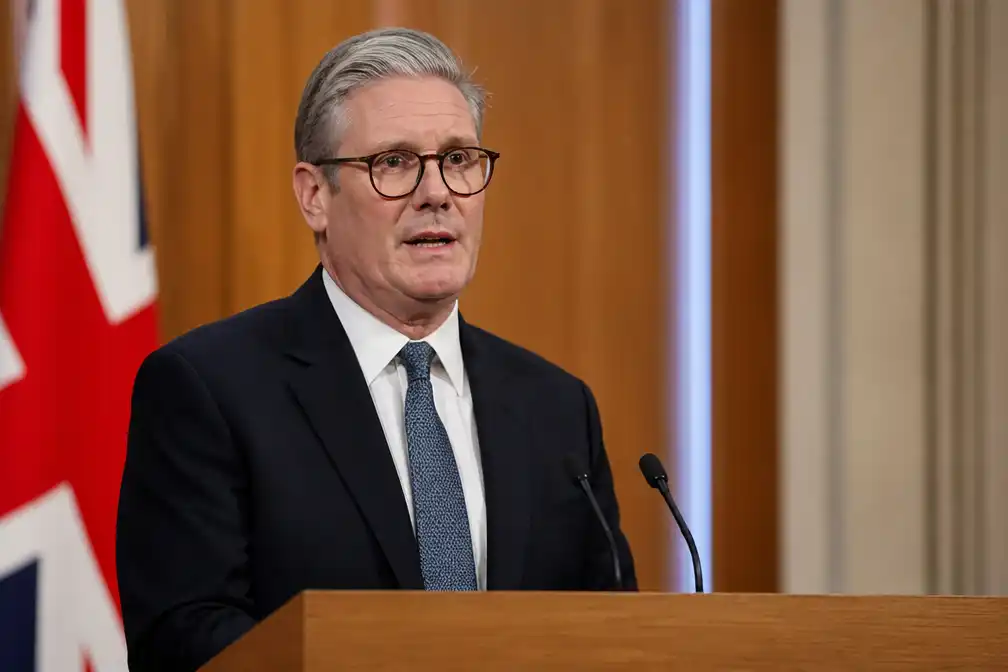 Premier Starmer biedt formeel excuses aan voor gedwongen adopties
