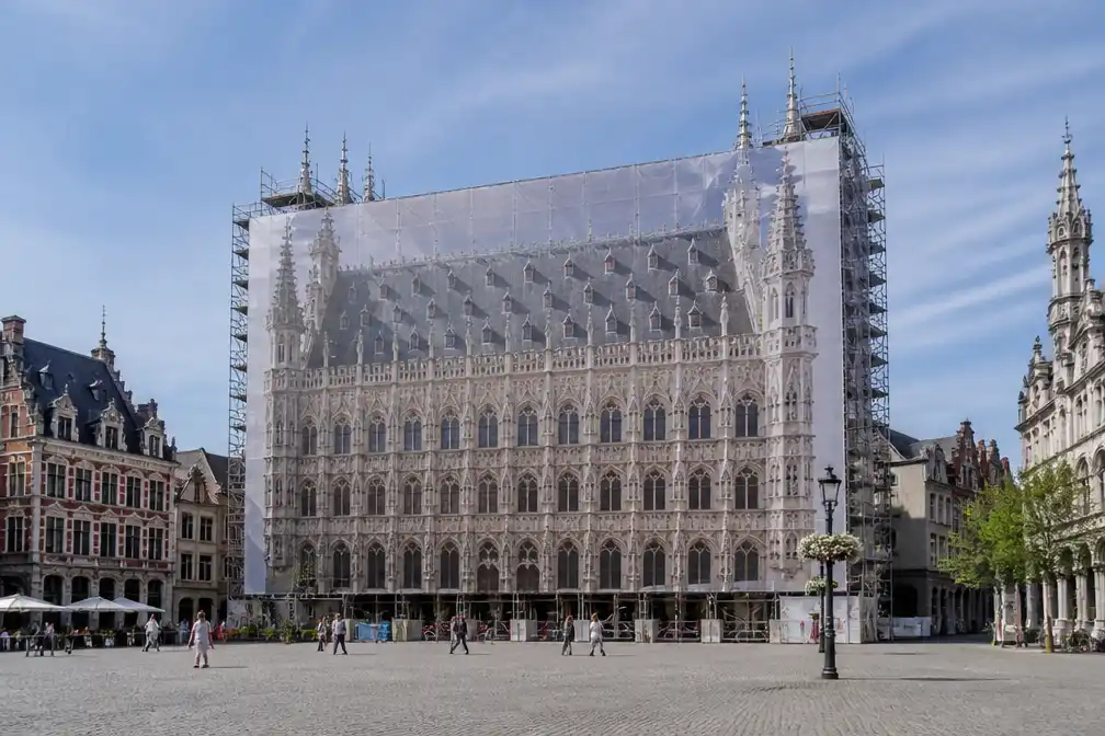 Reusachtig spandoek verbergt stadhuis Leuven tijdens restauratie tot 2027