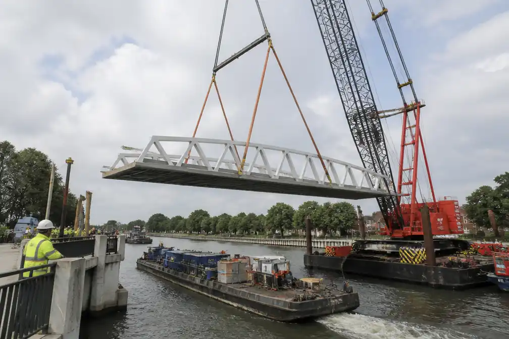 Nieuw brugdek van 170 ton voor Lysbrug in Ingelmunster geplaatst na vijf jaar