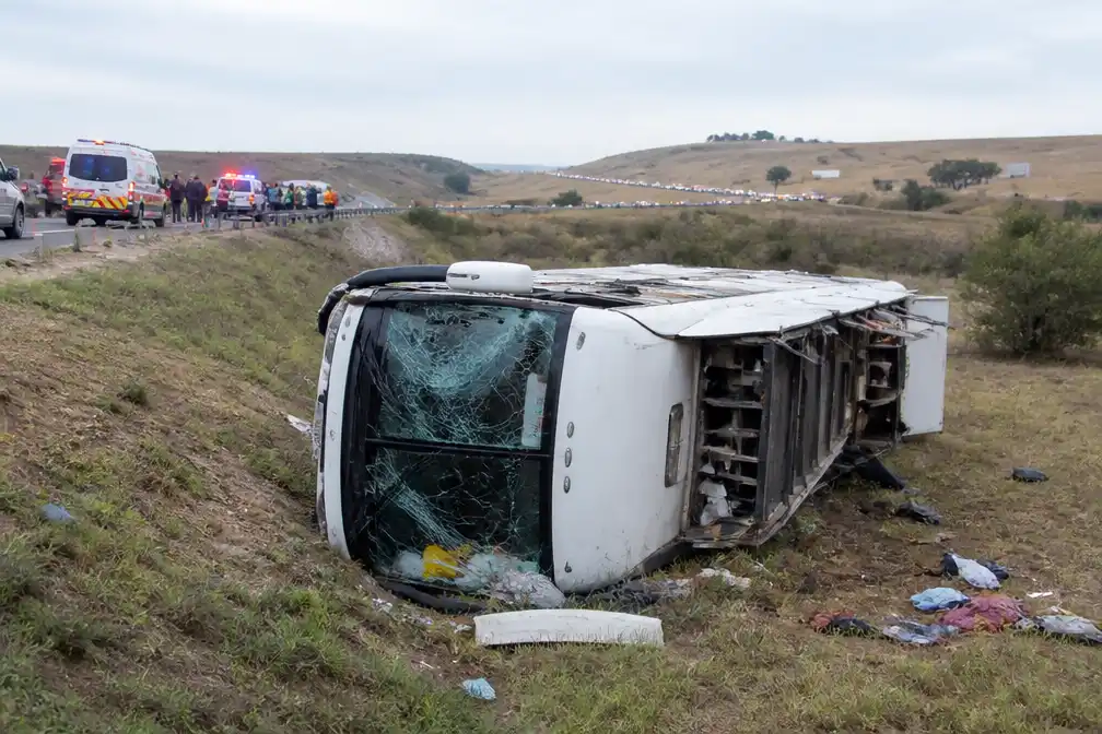 Zeker 16 doden en 20 gewonden bij busongeluk in Zuid-Afrika