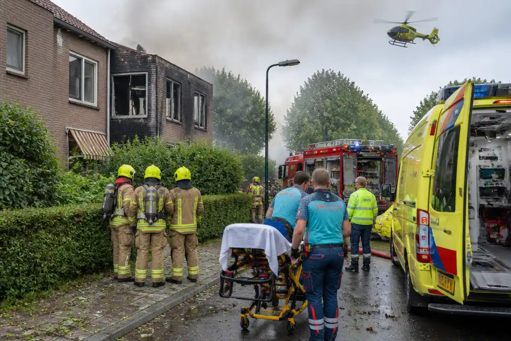 Twee gewonden, 15 woningen ontruimd na explosie en brand in Huizen