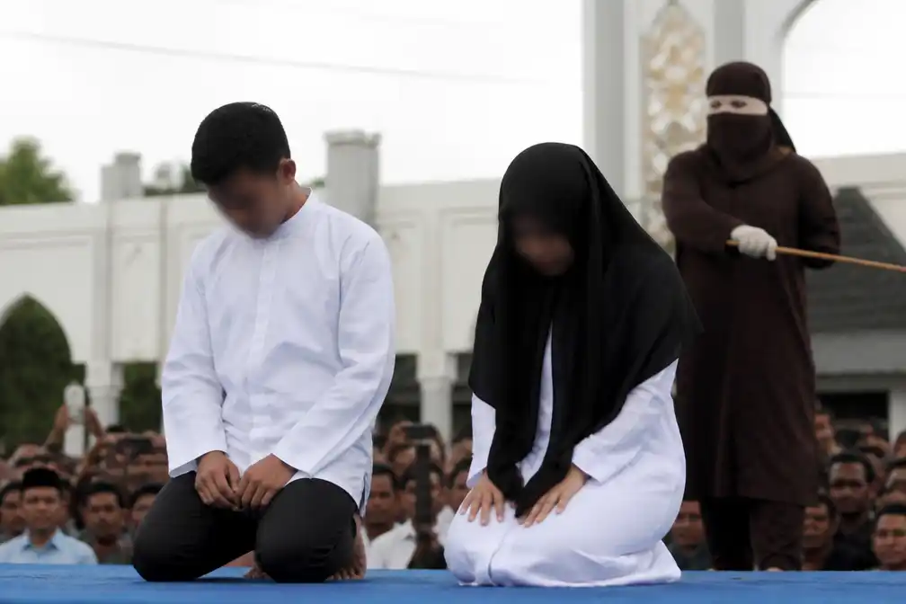 Ongehuwd koppel in Indonesië krijgt 21 stokslagen voor zoenen op TikTok-livestream