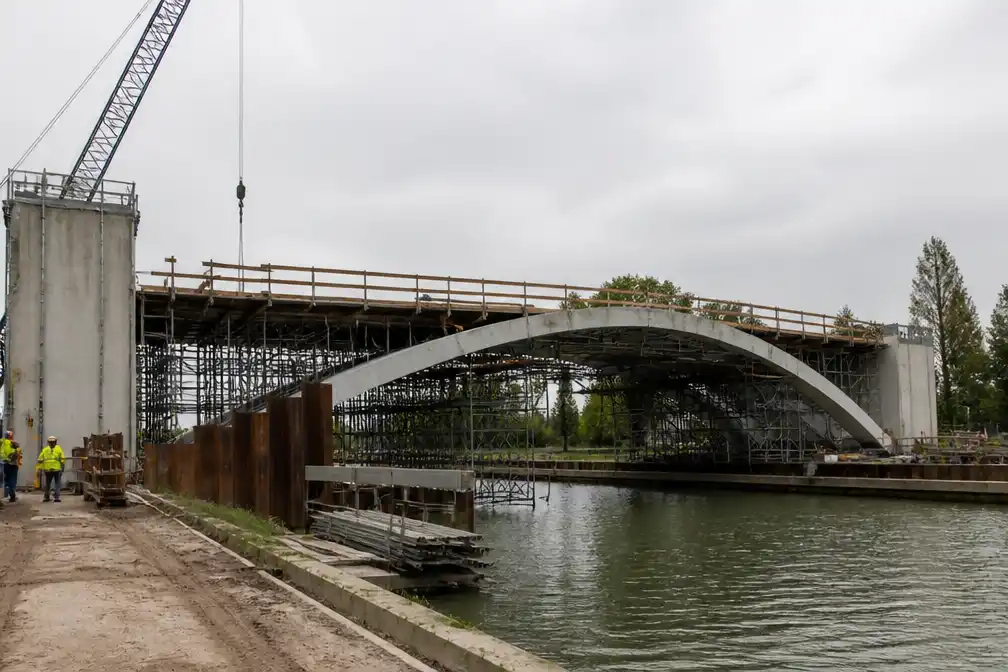 Arbeider zwaargewond na val van 7 meter in water bij brugbouw Damme