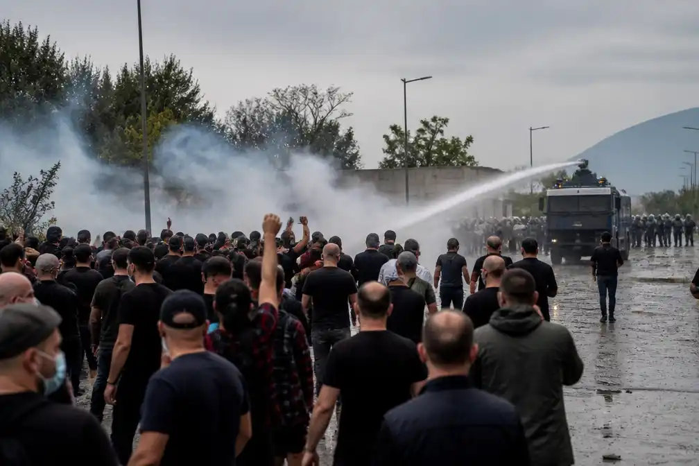 Botsingen in Tirana bij protest tegen resort van Trump-familie, politie zet traangas in