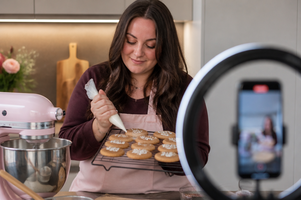 Influencer Lola Pani bakt koekjes van haatreacties als creatieve weerwraak