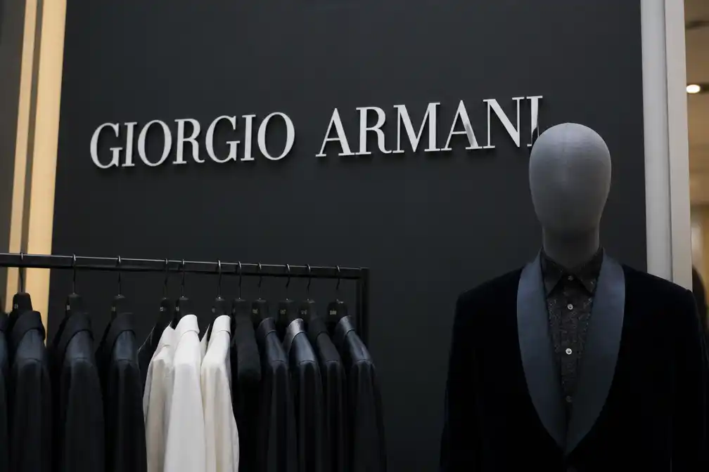 Armani Group distantieert zich van niet-geautoriseerde biopic over overleden oprichter