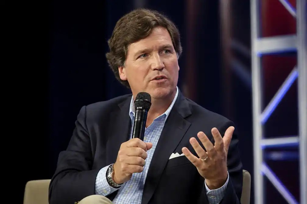 Tucker Carlson wil helpen bij oprichting derde partij, breekt met Trump om Iran-oorlog