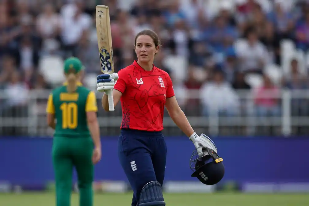 Sciver-Brunt (75) brengt Engeland op 170 in WK-halvefinale