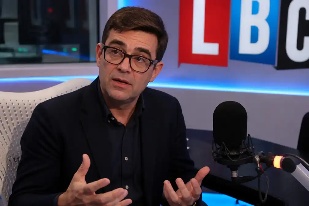 Burnham sluit bezuinigingen op bijstand uit, hint op belastingverhogingen