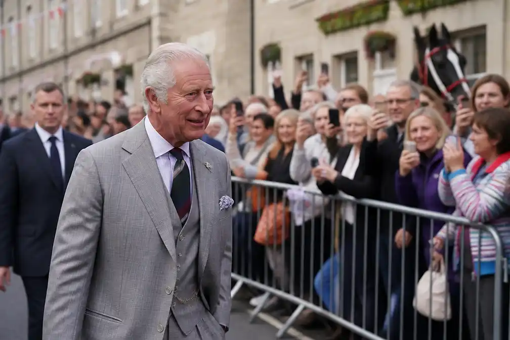Koning Charles neemt deel aan Jethart Callant Festival in Schotse plaats Jedburgh