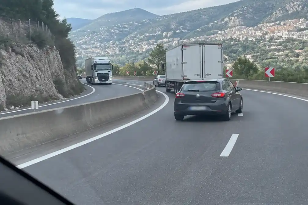 Nederlandse toerist rijdt achteruit op snelweg na gemiste afslag bij Monaco