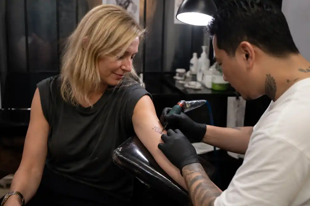 Jelka van Houten laat tatoeage zetten in 'Het Perfecte Plaatje Op Reis'; Danny krijgt pisdouche