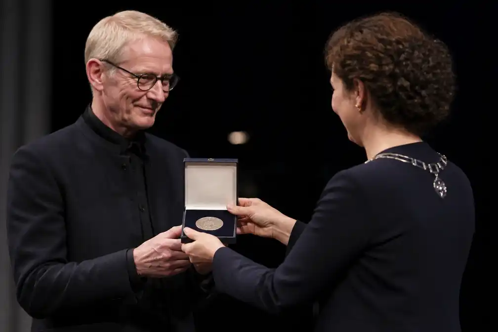 Ted Brandsen ontvangt Zilveren Medaille tijdens afscheidsgala