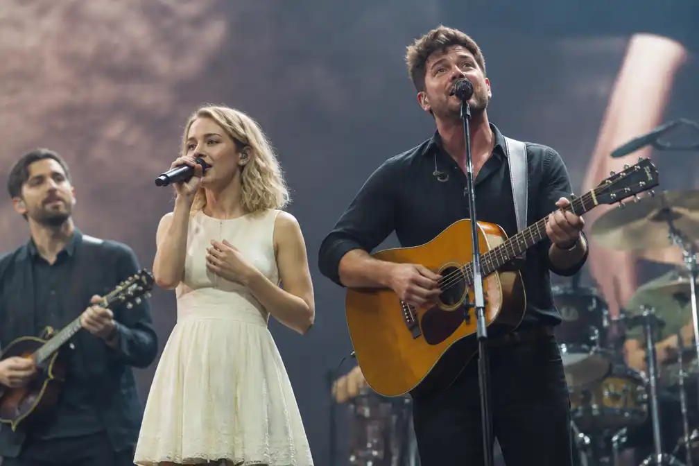 Pommelien Thijs verrast als gast bij Mumford & Sons op Rock Werchter