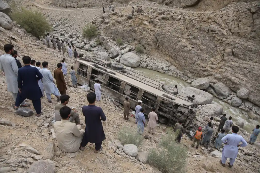 Zeker 40 doden nadat bus in ravijn stort in Pakistan