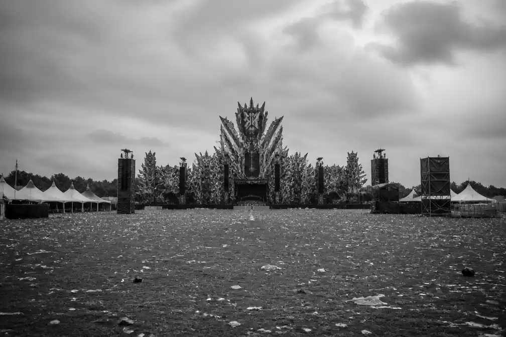 Organisatie Defqon.1 bedankt fans met advertentie van leeg veld na afgelasting