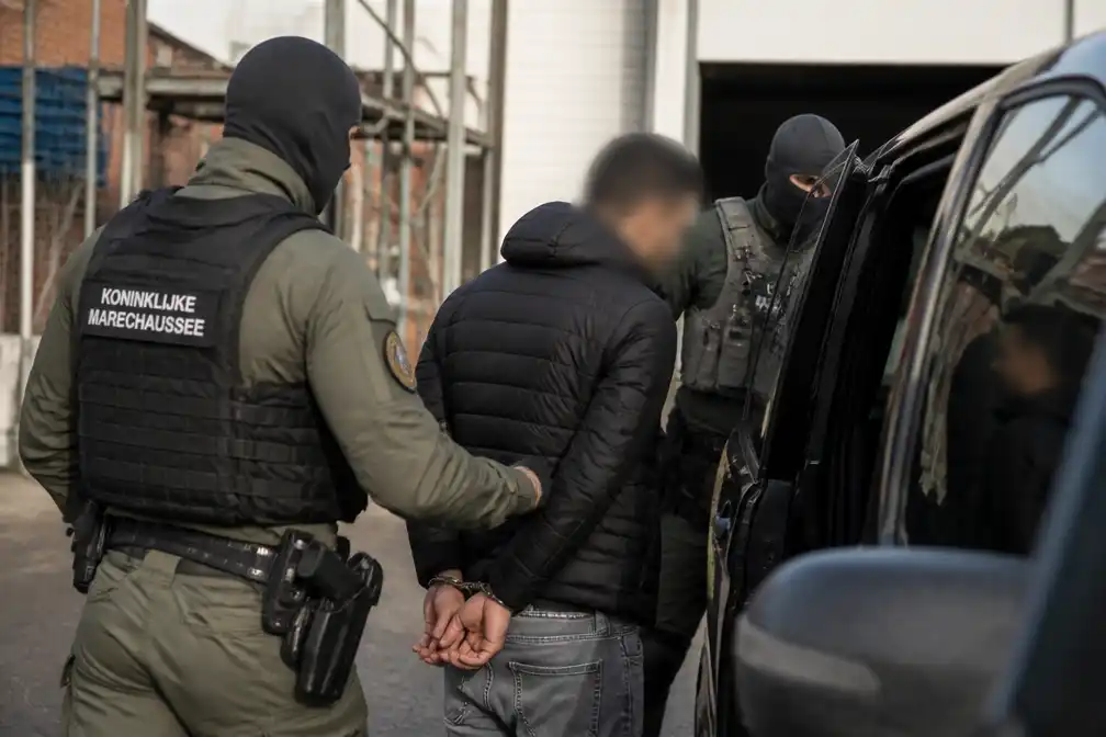 Marechaussee pakt vermoedelijke mensensmokkelaar op na invallen in Achterhoek