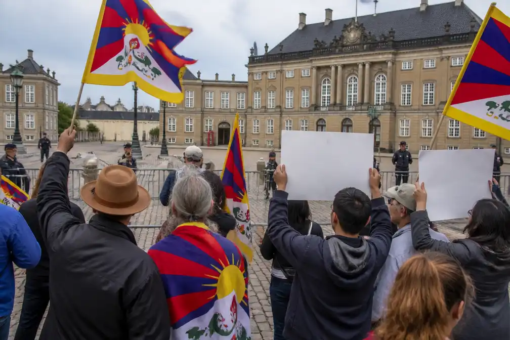 Demonstranten bij paleis Amalienborg tijdens audiëntie Chinese minister bij koning Frederik