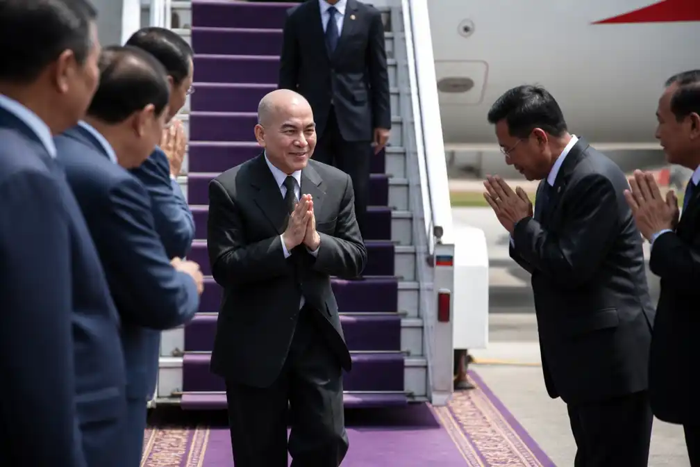 Koning Norodom Sihamoni terug in Cambodja na kankerbehandeling in China