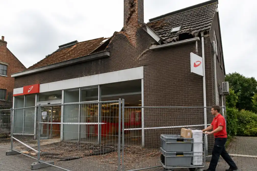 Bpost haalt pakjes uit door bliksem getroffen postkantoor Wielsbeke
