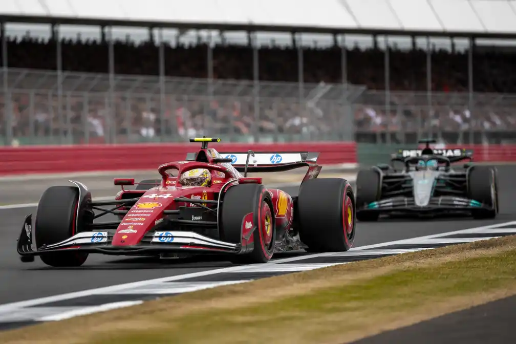 Hamilton snelste in Silverstone-training, Verstappen zes tienden achter