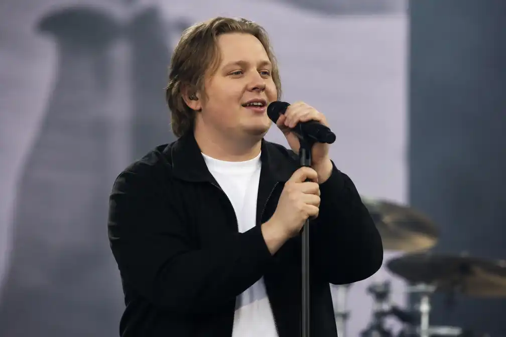 Therapie hielp Lewis Capaldi terugkeren op podium, zegt zanger