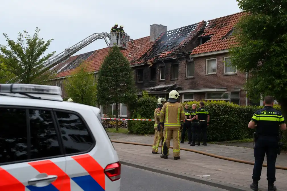 Dode en gewonde bij woningbrand in Huizen na explosie